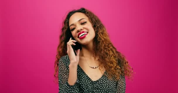 Linda mujer joven gira el pelo y coquetea por teléfono, llamando a hablar riendo. Imágenes de alta calidad 4k - Imágenes, Vídeo