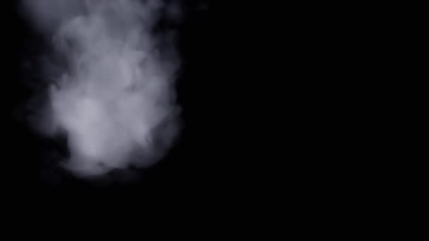 Vastag fehér felhők füst egy elszigetelt fekete háttér esik az üres térben. Oldalnézetből. Textúra. Repülő füstfelhő lassú mozgása, hideg köd, szmog. Jégfelhő. Vízipipa szívás, cigaretta.. - Felvétel, videó