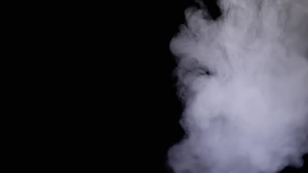 Fehér Jégfelhő sűrű füst feloldódik a fekete háttér üres térben. Homályos mozgás. Absztrakt, elszigetelt. Textúra. Eső köd, gőzök, folyékony nitrogén. Vízipipa szívás, cigaretta.. - Felvétel, videó