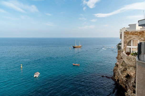 Polignano a Mare 'den Adriyatik denizinin manzarası, Bari, Puglia, İtalya - Fotoğraf, Görsel