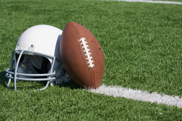Американский профессиональный футбол и шлем на поле
 - Фото, изображение