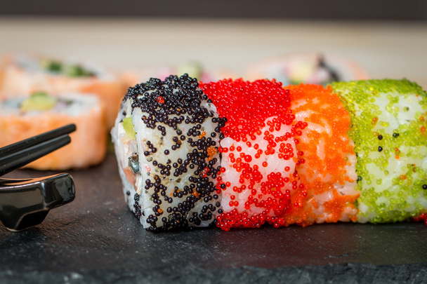 sushi con uova di pesce volanti colorate
  - Foto, immagini