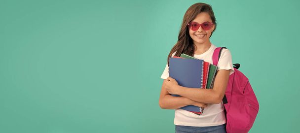 Vissza az iskolába. tudásnap. oktatás. A szemüveges gyerek másolja a könyvet. Vízszintes elszigetelt poszter iskolás lány diákról. Banner fejléc portré iskolás lány fénymásoló hely - Fotó, kép