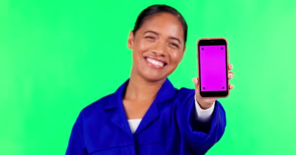 Διαφήμιση τηλέφωνο, δείχνοντας και γυναίκα στην πράσινη οθόνη για την ιστοσελίδα, internet και συντήρηση app. Hand sign, tracking markers and portrait of female painter on smartphone για ειδήσεις και μέσα κοινωνικής δικτύωσης. - Πλάνα, βίντεο