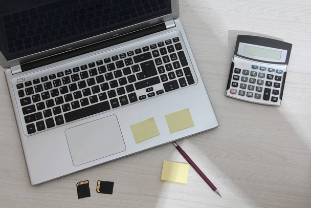 コンピュータの鉛筆のノートパッドが付いているオフィス テーブル,研究および仕事の場所イメージ. - 写真・画像