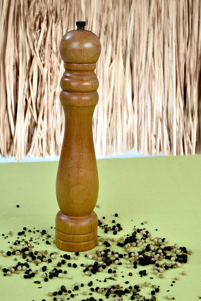 черный перец дробилка, ручная дробилка деревянная, кухонный предмет для приправы изображения - Фото, изображение