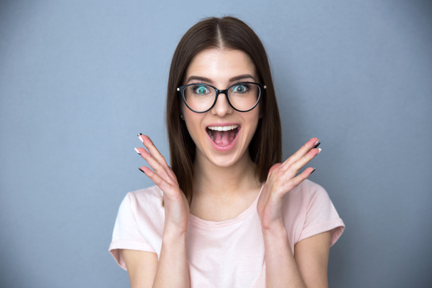 überraschte junge Frau mit Brille - Foto, Bild