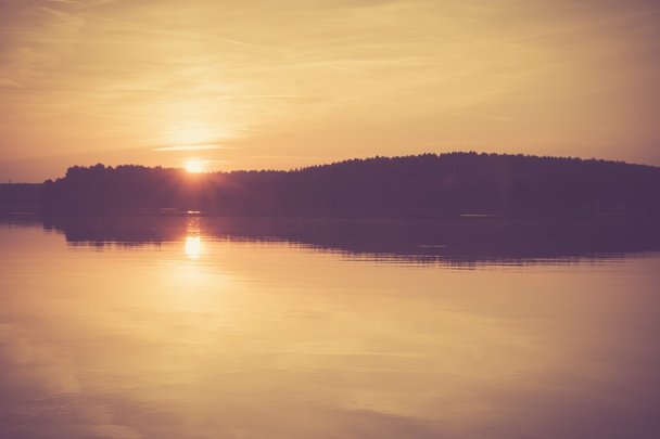 Archiwalne zdjęcie zachód słońca nad jeziorem - Zdjęcie, obraz