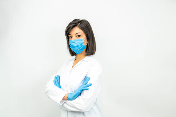 aziatische vrouwelijke arts in gezicht masker, kijken naar camera - Foto, afbeelding