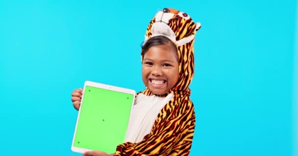 Boldog kislány, tabletta és mockup képernyő jelmezben a reklám a kék stúdió háttér. Portré női gyermek vagy gyerek mosoly technológiával, chromakey kijelző és nyomkövető markerek. - Felvétel, videó