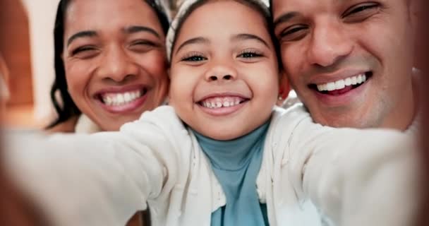 Girl child, parents and selfie with face, smile or together for post, blog or update on social media in family home. Dad, mother and daughter for memory, photography or profile picture for portrait. - Video, Çekim