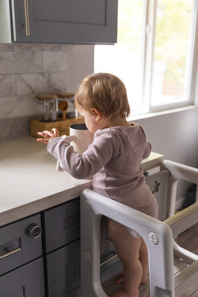 Niño jugando en la cocina con objetos del hogar - Foto, imagen
