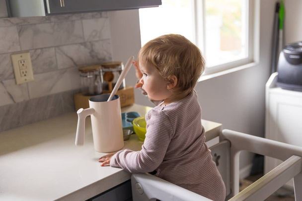 Niño jugando en la cocina con objetos del hogar - Foto, Imagen