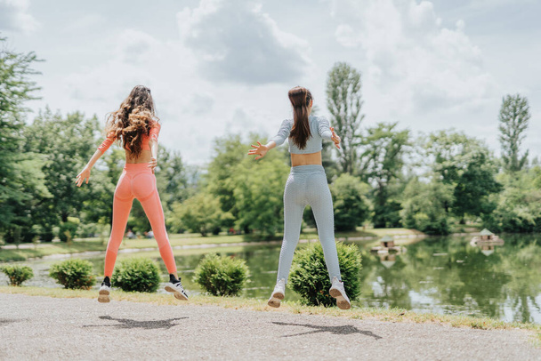 Ενεργές γυναίκες Απολαμβάνοντας Εξωτερική Fitness Ρουτίνα στο αστικό πάρκο - Φωτογραφία, εικόνα