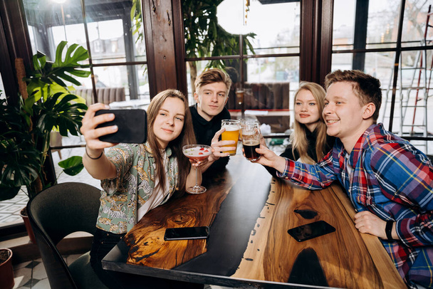 Concept de style de vie de boisson avec les gars et les filles s'amuser ensemble au restaurant de bar de brasserie - Photo, image
