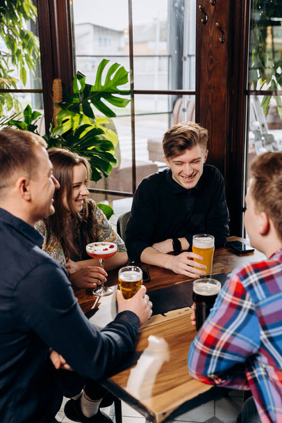 Concept de style de vie de boisson avec les gars et les filles s'amuser ensemble au restaurant de bar de brasserie - Photo, image