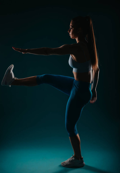 Modèle de conditionnement physique féminin confiant : transformation corporelle puissante et progrès en studio - Photo, image