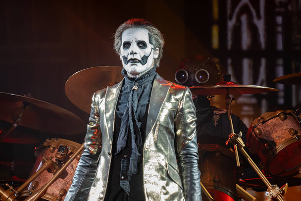 Zespół Ghost występuje na żywo z gościem specjalnym Amon Amarth w Pine Knob Music Theater w Clarkston, Michigan - Zdjęcie, obraz