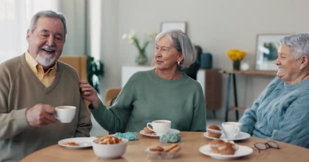 Τσάι, ηλικιωμένοι ή φίλοι στη συνταξιοδότηση που μιλούν για υποστήριξη, φροντίδα ή εμπιστοσύνη για τη σύνδεση στο γηροκομείο. Καφές, πάρτι ή ηλικιωμένος άνδρας που πίνει με ηλικιωμένες γυναίκες για αλληλεγγύη για να χαλαρώσει. - Πλάνα, βίντεο