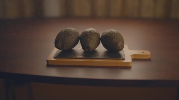 Спелые авокадосы Суперпища с здоровым ингредиентом питания для веганской диеты. Высококачественные 4k кадры - Кадры, видео