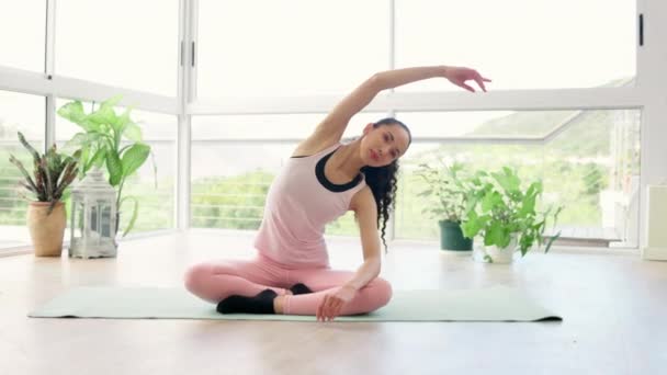 Fitness, estiramiento y mujer en estudio de yoga para hacer ejercicio y ejercicio con salud muscular y bienestar corporal. Flexibilidad, pilates y deportistas con enfoque en el suelo para el entrenamiento holístico o la curación. - Imágenes, Vídeo