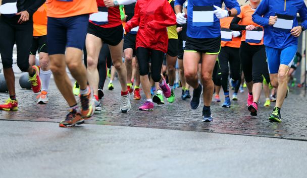 sportowców tras maratonu deszczowe - Zdjęcie, obraz