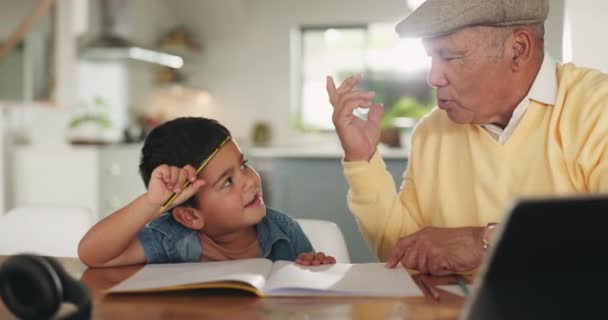 La tarea, la educación y el abuelo ayudan al niño a aprender, estudiar y enseñar y escribir en un libro. Conocimiento, escuela y abuelo con niño en casa para el desarrollo, crecimiento y estudio para la lección. - Metraje, vídeo