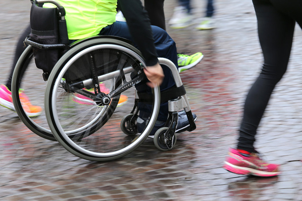 спортсмен з інвалідним візком під час спортивних змагань
 - Фото, зображення