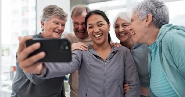 Ältere Freunde, Selfie und Lächeln in der Fitnessgruppe mit asiatischem Personal Trainer für Lachen, aufgeregtes Gesicht oder Teamwork. Senioren Frauen, Männer und Gedächtnis im Fitnessstudio, Trainer oder glücklich über Vielfalt in sozialen Netzwerken. - Filmmaterial, Video