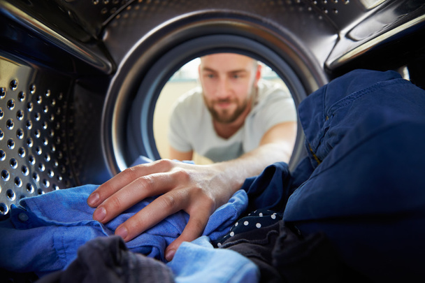 Man Doing Laundry Reaching - Zdjęcie, obraz
