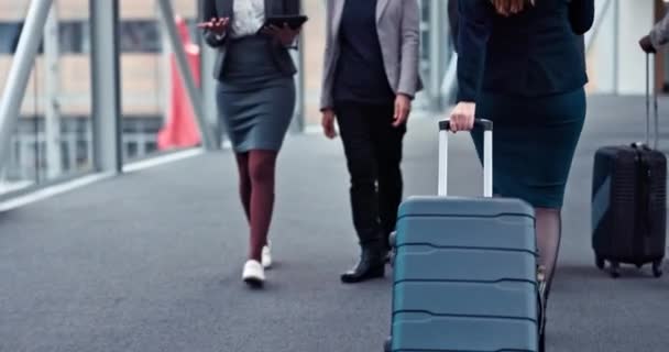 Flughafen, Beine oder Geschäftsleute zu Fuß mit Koffer für die Reise, Flugzeug Flug und Terminal Gate für die Reise. Nahaufnahme, Gepäcktasche oder Schuhe auf einer Reise, einem internationalen Transport oder einer globalen Tour. - Filmmaterial, Video
