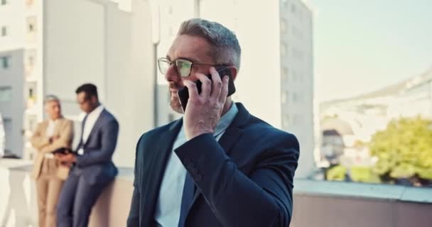 Corporate, praten en zakenman op een telefoontje op het werk voor netwerken of communicatie. Contact, ceo en een leidinggevende volwassen werknemer of manager spreken op een mobiele telefoon op kantoor voor discussie. - Video