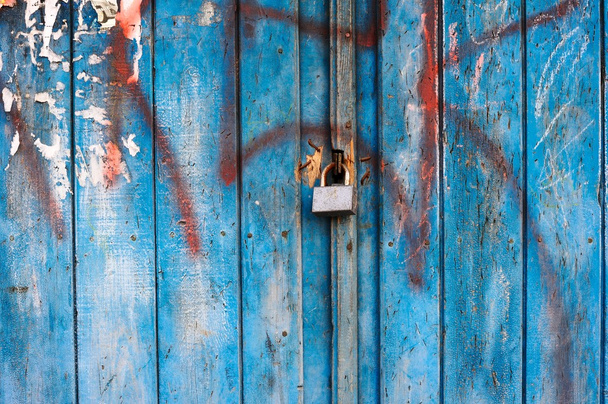 Aşınmış ahşap kapı kilidi - Fotoğraf, Görsel