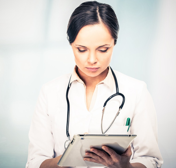 Médico mulher tomar notas no tablet pc
 - Foto, Imagem