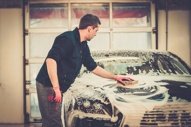 Adam çalışan çamaşır lüks araç Oto yıkama üzerine sünger ile  - Fotoğraf, Görsel