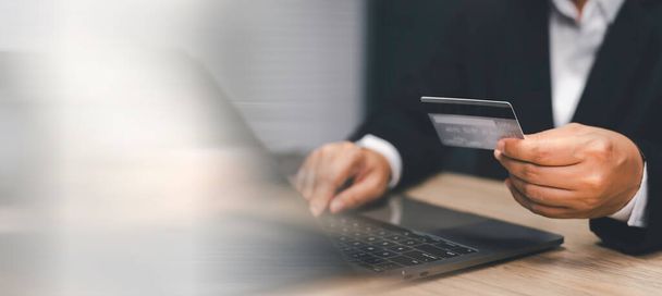 vásárol az interneten a számítógépen hitelkártyával, üzletasszony gazdaság és kiválasztja a hitelkártyát használni az online szolgáltatás Online vásárlás. - Fotó, kép