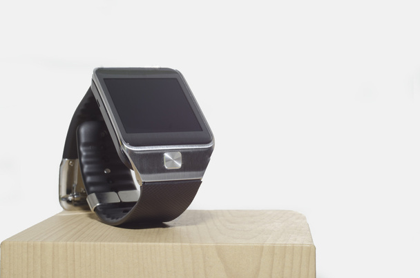 Reloj inteligente negro en caja de madera
 - Foto, Imagen