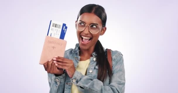 Tickets en een indiaanse vrouw opgewonden voor een reisvlucht als toerist in een studio met een grijze achtergrond. Portret, glimlach en verrassing met een vrolijke jonge passagier in het bezit van een vliegveldinstapkaart. - Video