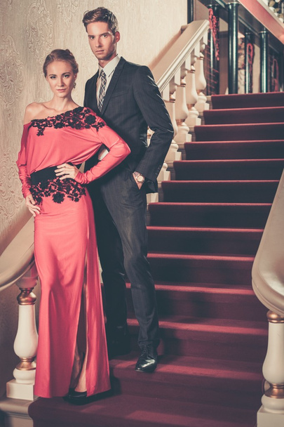 Krásný dobře oblečený mladý pár v luxusním interiéru  - Fotografie, Obrázek