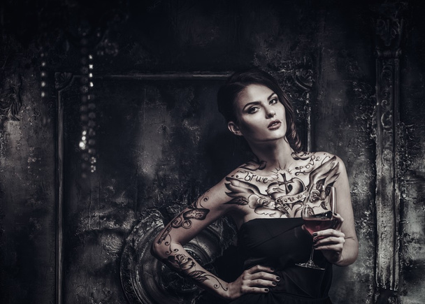 Tetovaný krásná žena v staré strašidelné interiéru - Fotografie, Obrázek