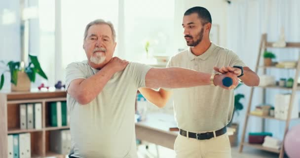 Uomo anziano, fisioterapia ed esercizio manubri, braccio teso e supporto nell'esame di fisioterapia. Allenamento, dolore alle spalle e fitness di anziani, pazienti e infermieri in consultazione medica. - Filmati, video