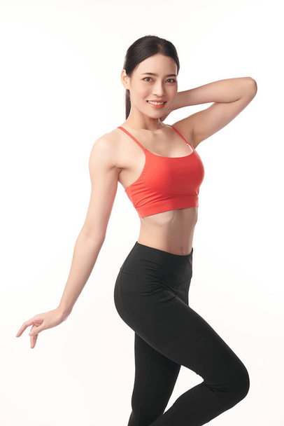Piękna młoda azjatycka kobieta sportowa z odzieżą sportową gotowa do ćwiczeń na białym tle, Reklama odzież sportowa i strój do jogi, Zdrowy styl życia, sport. - Zdjęcie, obraz