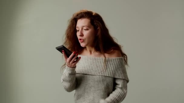 Uma filha zangada adulta usa um smartphone e conexão de vídeo, expressa raiva à mãe, que interfere em sua vida. Uma jovem conversa e grita furiosamente dentro de mãos onduladas, relações sorte - Filmagem, Vídeo