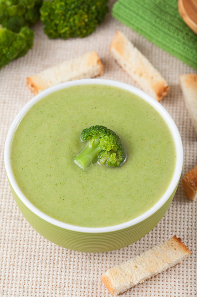 Healthy vegetarian broccoli green cream soup with croutons - Foto, Imagen