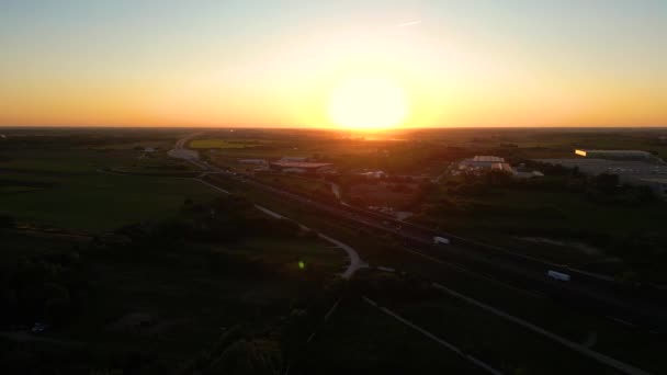 Malzeme deposunun havadan görüntüsü. Sanayi bölgesindeki Sunset Lojistik Merkezi, yukarıdan. Lojistik merkezde yüklenen kamyonların hava görüntüsü - Video, Çekim