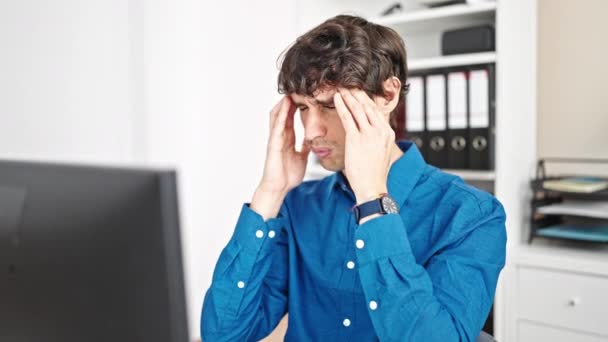 Junge hispanische Mann Geschäftsmann gestresst mit Computer im Büro - Filmmaterial, Video