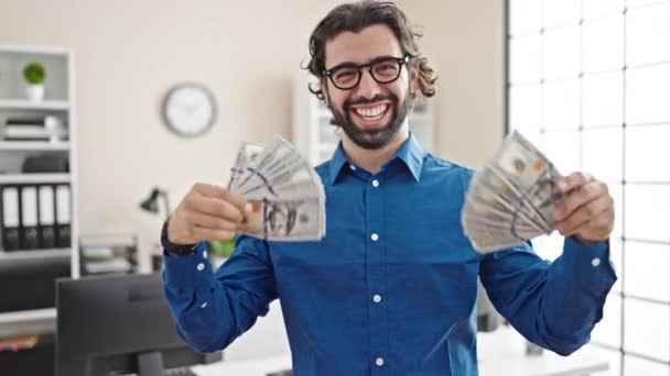 Jonge Spaanse man zakenman maken lucht met dollars op kantoor - Video