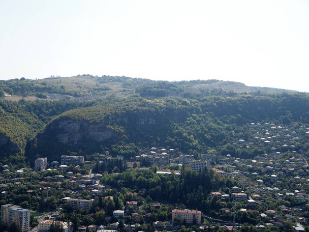 Cubierta de observación de Chiatura con vistas a la ciudad en Imereti Georgia - Foto, Imagen