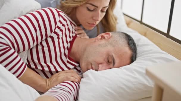 Férfi és nő pár feküdt az ágyon csókolózás közben aludni a hálószobában - Felvétel, videó