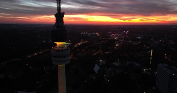 Dortmund, Almanya, TV kulesi, Florianturm 'un gece hava aracı görüntüsü. Şehir silüeti. - Video, Çekim
